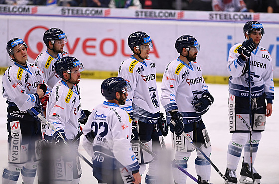 Zklamaní hokejisté Vítkovic po proh�e s Pardubicemi.