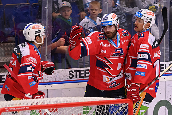 Hrá�i Pardubic se radují z druhého gólu. Zleva David Cienciala, Martin Kaut a...