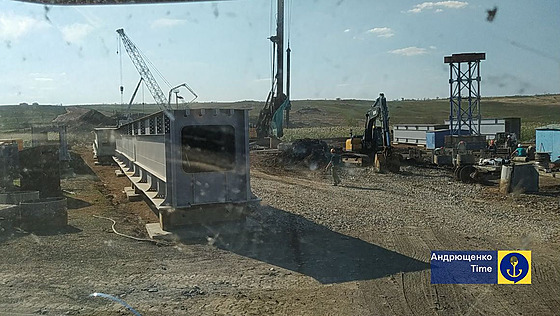 Ruské konstrukní práce na nové eleznici v okupované Doncké oblasti. (27....