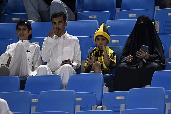 Rodina na zápase saúdské fotbalové ligy.