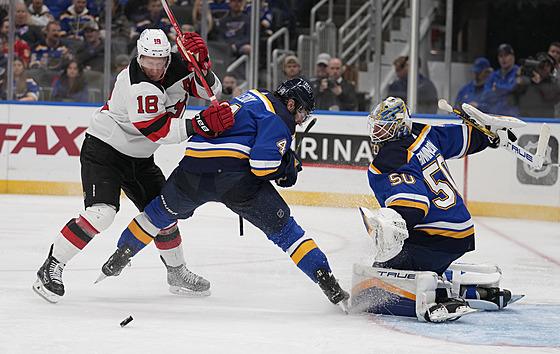 Ond�ej Palát se p�etla�uje s Nickem Leddym p�ed brankou Jordana Binningtona.