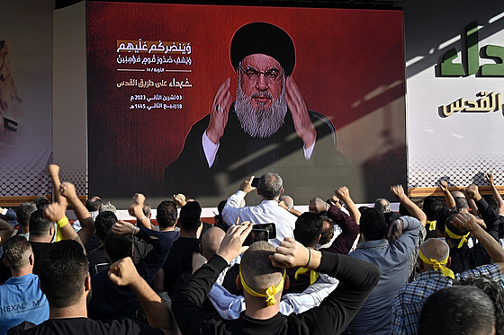 Libanonci na jiním pedmstí Bejrútu sledují projev éfa hnutí Hizballáh...