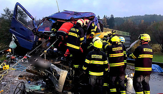 Jednoho z �idi�� museli hasi�i vyprostit ze zdemolované kabiny.