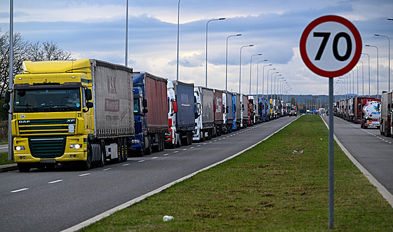 Fronta kamion� na silnici v Przemyslu na jihovýchod� Polska (8. listopadu 2023)