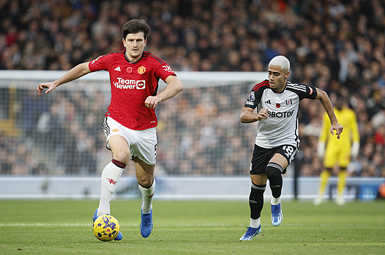 Andreas Pereira (vpravo) se snaží zabránit v průniku obránci United Harrymu...