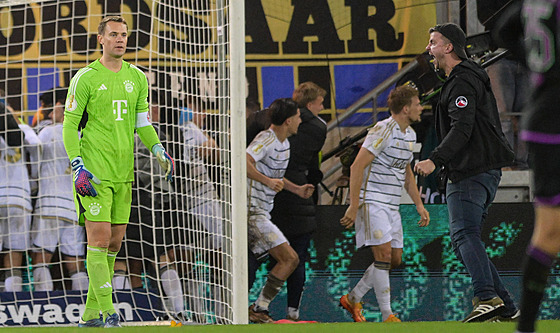 Manuel Neuer, branká� Bayern, �elí výsm�chu fanou�ka Saarbrükenu po porá�ce v...