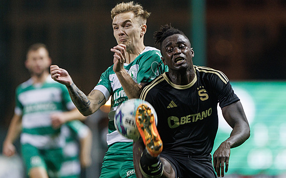 Jan Matou�ek z Bohemians a spar�an James Gomez v souboji v pohárovém utkání.