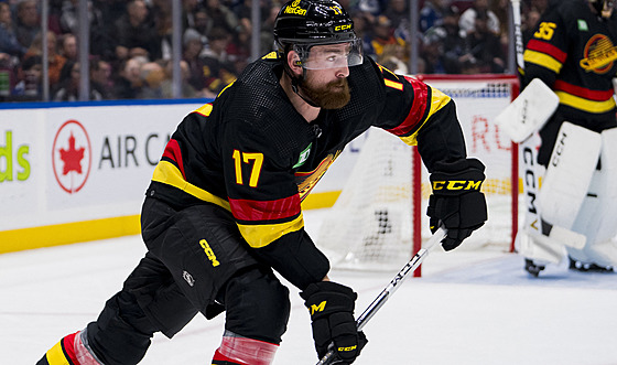 Filip Hronek z Vancouveru v zápase s Nashvillem.