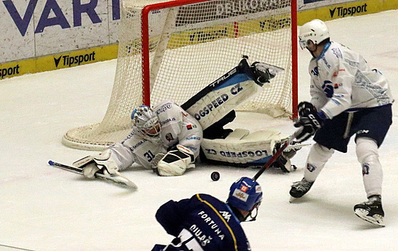 Jakub �iler (vpravo) z Plzn� pomáhá branká�i Samuelu Hlavajovi re�it �anci...