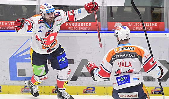 Pardubický Martin Kaut (vlevo) se raduje se spoluhráem Ondejem Válou z gólu v...