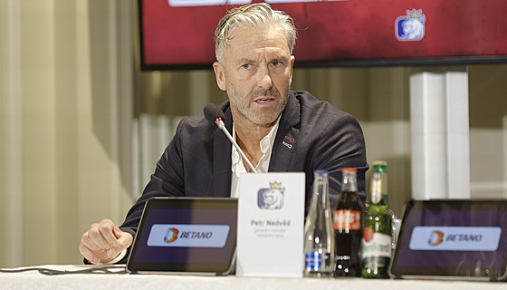 Generální manaer eské hokejové reprezentace Petr Nedvd na tiskové konferenci.