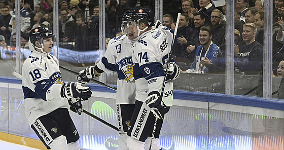 Finský hokejista Antti Suomela (vpravo) slaví se spoluhrái gól v zápase se...