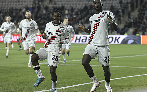 Victor Boniface (vpravo) z Leverkusenu se raduje poté, co skóroval v zápase s...