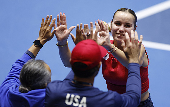 Americká tenistka Sofia Keninová se raduje z výhry nad výcarskem v rámci...