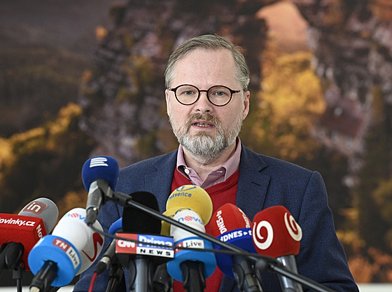 Premiér Petr Fiala na letišti ve Kbelích. (16. března 2022)