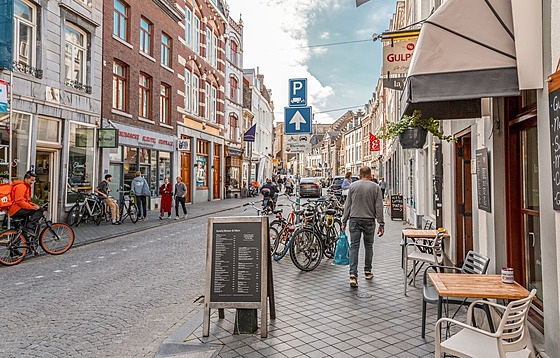 Typická ulice Maastrichtu. Kola parkují vude. (16. íjna 2021)