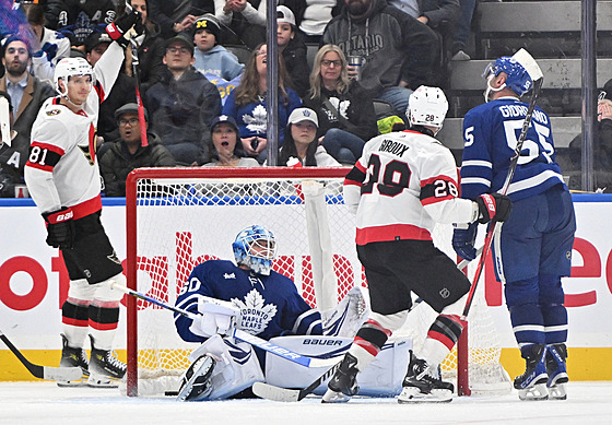 Dominik Kubalík (81) z Ottawa Senators se prosadil v zápase s Toronto Maple...
