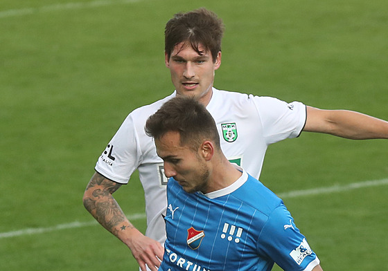 Jaroslav Svozil (v bílém) z Karviné a Filip Kubala z Ostravy