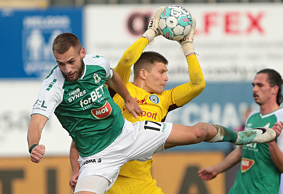 Jablonecký hrá� Milo� Kratochvíl (vlevo a olomoucký gólman Tomá� Diga�a v...