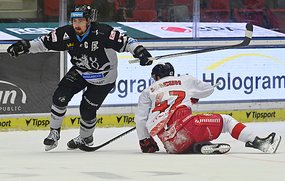 Ji�í �ernoch (vlevo) z Karlových Var� se zbavil Roka Macuha z Olomouce.