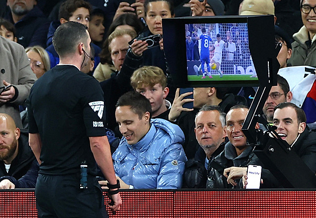 Reklama na VAR, nebo fraška? Rozhodčí ztrácejí autoritu, štve kouče Tottenhamu