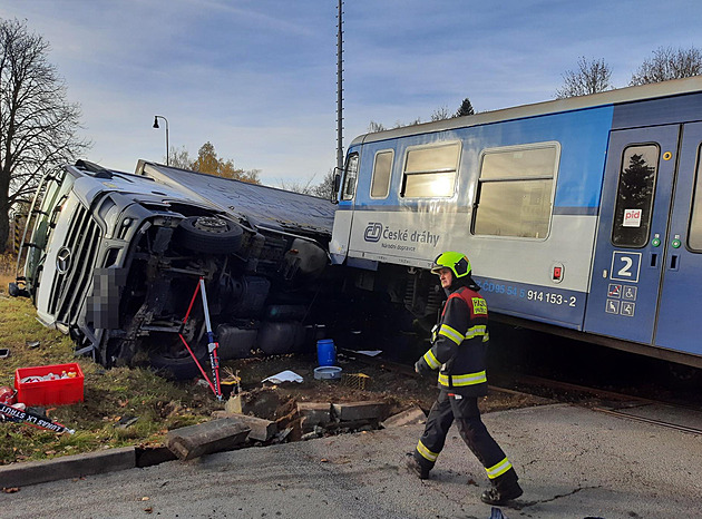 Vlak smetl na přejezdu u Pelhřimova náklaďák, ten se převrátil na bok