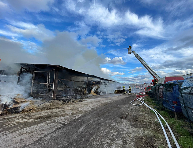 Na Hradecku hoří hala v zemědělském areálu, dobytek mohl utéct do okolí