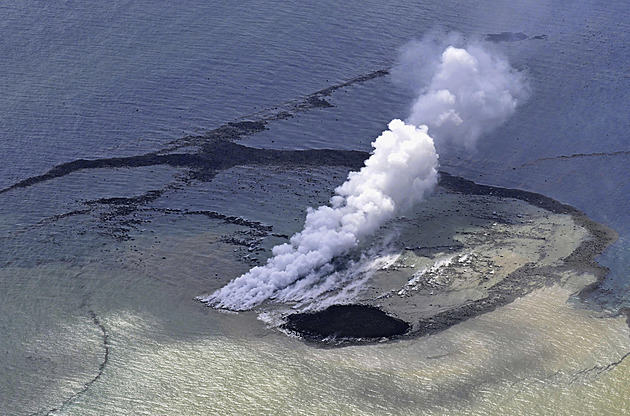 U Japonska vznikl po erupci nový ostrůvek, může se dál zvětšovat