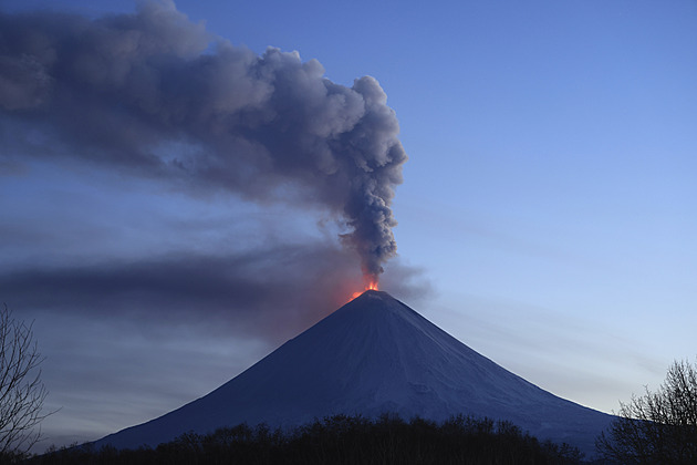 Červený poplach. Kamčatská sopka chrlí popel do výšky deseti kilometrů