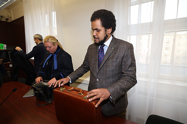 Schwarzenberg lituje Feriho, dříve ho hájil, stejně jako exprezident Zeman