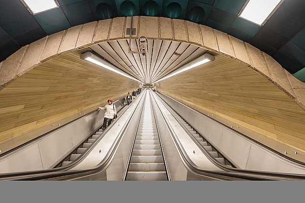 V druhé nejhlubí stanici praského metra byly vymnny eskalátory.(2....