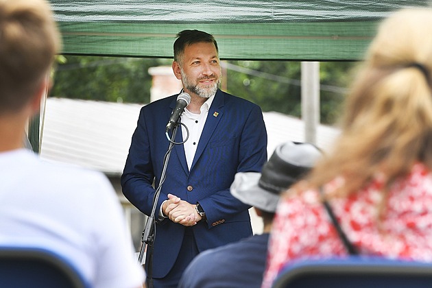 Vyzývá Bartoše. Kontroverzní plzeňský hejtman a fotbalový sudí chce vést Piráty