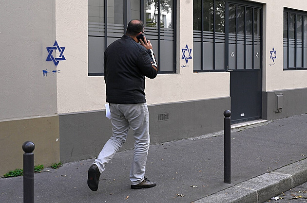 Židé v Paříži už se bojí ven, na domech se objevily desítky Davidových hvězd