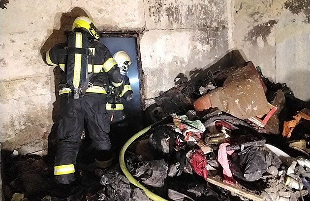 Na Jesenicku vyhořel zchátralý dům, hasiči v něm našli mrtvého člověka