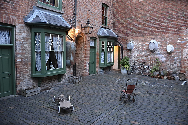 Drsná historie Birminghamu. Kdo neplatil nájem, toho vyhodili a zbili