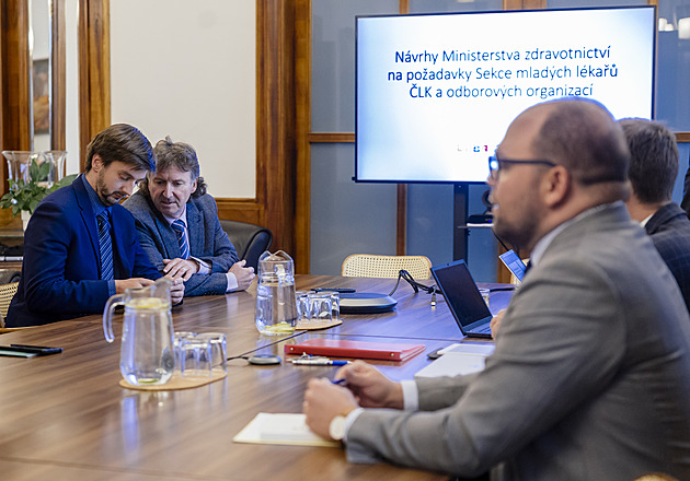 Lékaři podepsali smír, dostanou 9,8 miliardy. Žádné obavy o péči, řekl Fiala