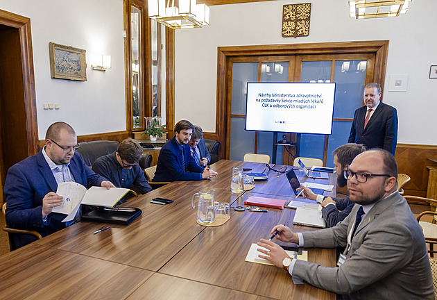 Ohodnocení se v nemocnicích sjednocovat nebude. Válek se opět neshodl s lékaři