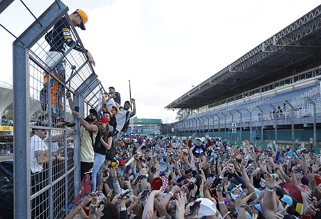 Fanoušci formule přelezli během závodu v Brazílii plot. Pořadatelé uznali chybu