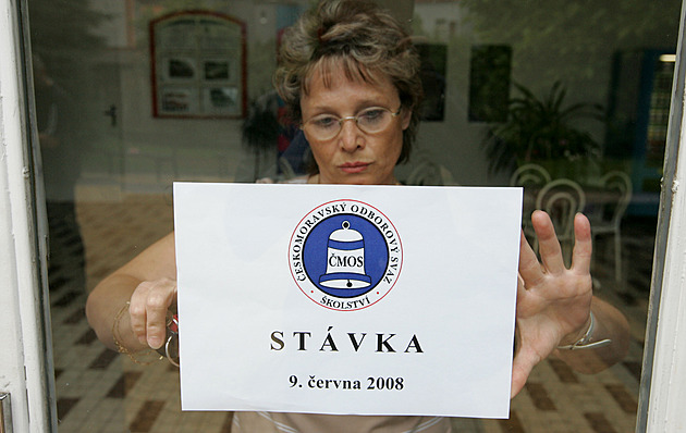 Stávku už podporuje třetina škol. Vláda žene učitele do protestů, ukazuje anketa