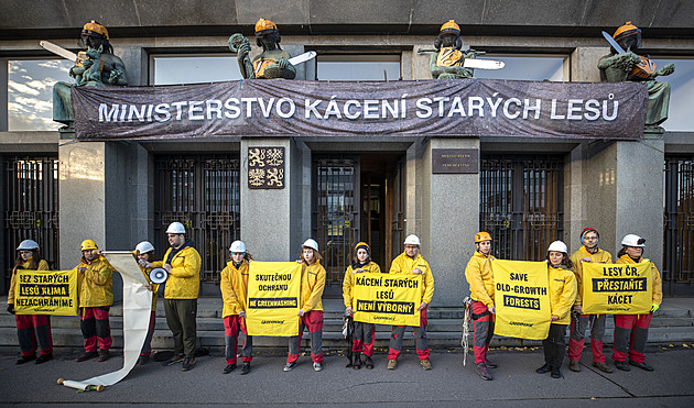 Na budovu ministerstva zemědělství vylezli aktivisté. Vadí jim kácení starých lesů