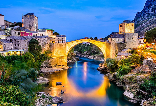 OBRAZEM: Před 30 lety rozstříleli most v Mostaru. Ani obnova národy nespojila