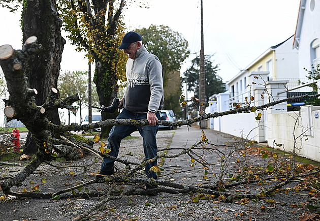 K průlivu La Manche dorazila nejhorší bouře za desítky let, má první oběť