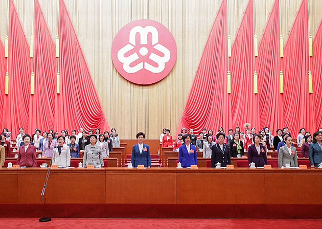 Čína odvrací demografickou katastrofu. Buďte doma a ploďte, naléhá na ženy