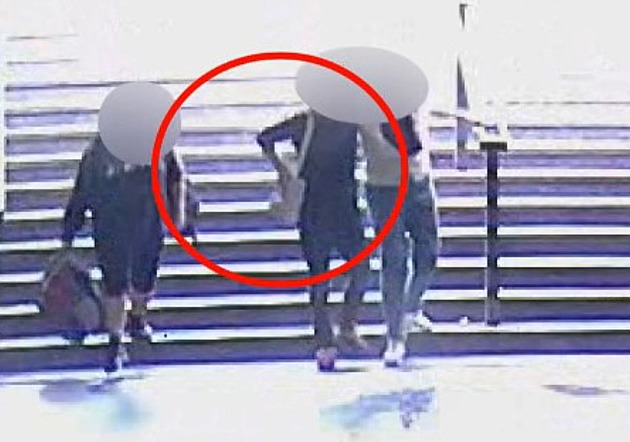 VIDEO: Muž seniorce pomáhal ze schodů, mezitím jí vytáhl z kabelky peněženku