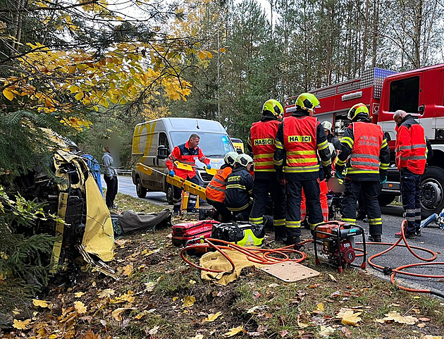 Muž s pozitivním testem na drogy chtěl svézt školáky sporťákem, za chvíli boural