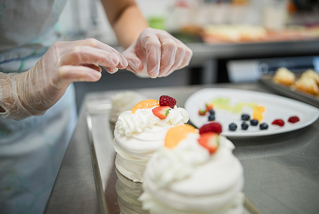 Luxusní hotely mění bary na pekárny, lákají na slavné cukráře i instagramové zákusky