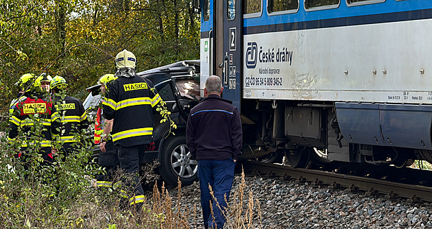 Vlak se na přejezdu srazil s autem, spolujezdkyni museli hasiči vyprošťovat