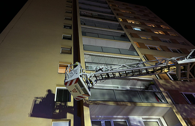 V Praze hořelo v panelovém domě, lidem musela pomoci ven i výšková technika
