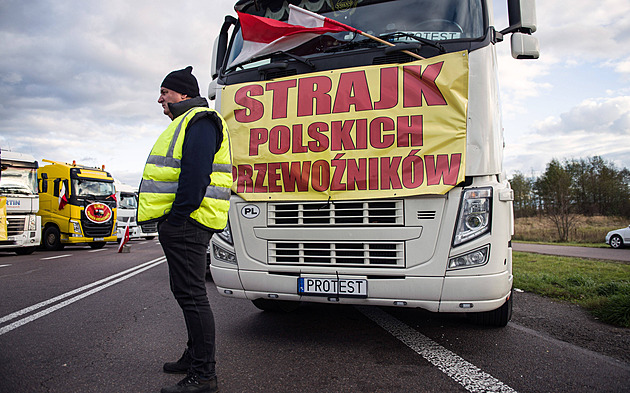 Polští dopravci blokují ukrajinské přechody, fronty kamionů mají i 28 kilometrů