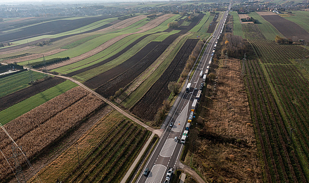 Ukrajinci obejdou polskou blokádu na hranicích, testují dovoz kamionů vlakem